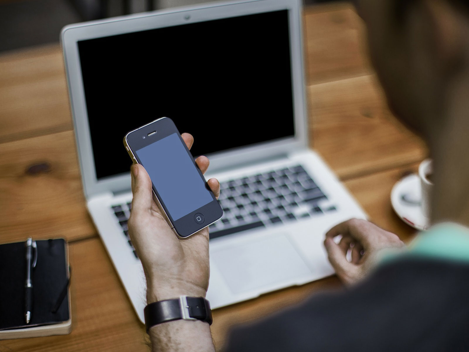 Galateo aziendale: quando la simbiosi con lo smartphone non è gradita