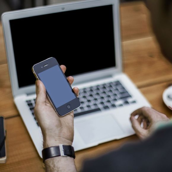 Galateo aziendale: quando la simbiosi con lo smartphone non è gradita