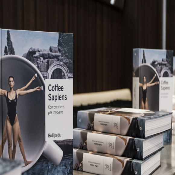 Coffee Sapiens: l’enciclopedia del caffè che porta la firma di Adrià e Lavazza